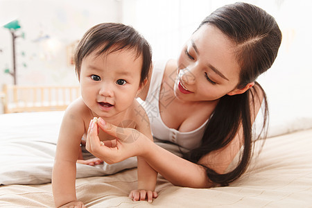 家庭东亚青年人妈妈陪宝宝玩耍图片