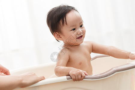 单亲家庭放松快乐妈妈给宝宝洗澡图片