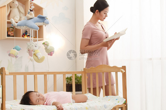 卧室里妈妈哄宝宝睡觉图片