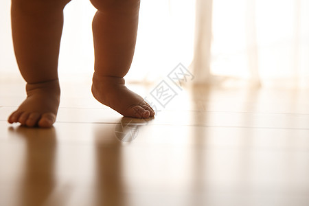赤脚的孩子宝宝学走路背景