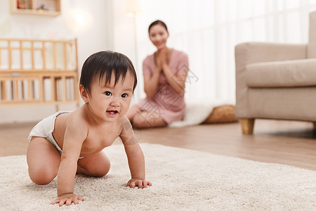 居家妈妈陪宝宝玩耍图片