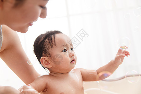 单亲家庭女儿天真妈妈给宝宝洗澡图片