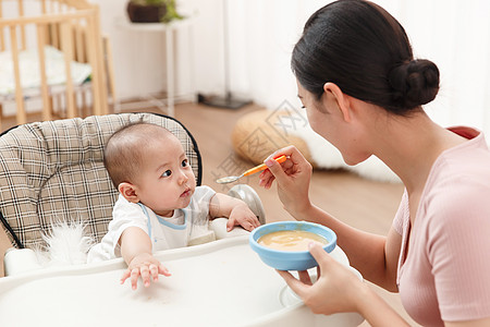 孩子趴在粥碗上妈妈喂宝宝吃饭背景