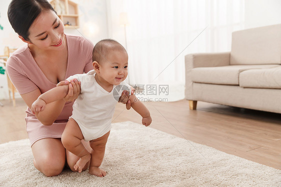 开端住宅房间生长妈妈陪宝宝玩耍图片