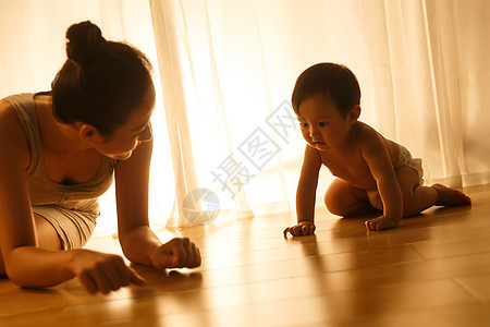 青年人舒服两个人妈妈陪宝宝玩耍图片