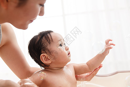 住宅内部独生子家庭人妈妈给宝宝洗澡图片