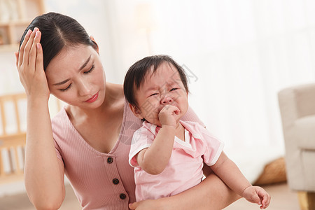 头疼的妈妈和哭泣的宝宝图片