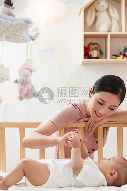 家庭生活妈妈陪宝宝玩耍图片