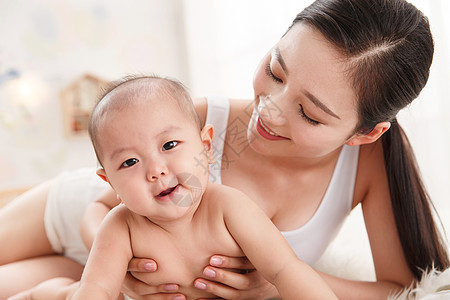 起居室青年人尿布妈妈陪宝宝玩耍图片