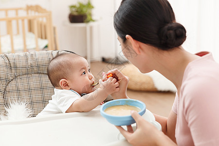 妈妈喂宝宝吃饭图片