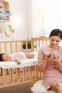 躺着起居室青年女人妈妈和宝宝图片