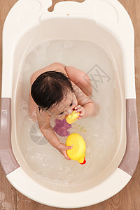 童年希望垂直构图宝宝洗澡图片