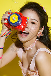 欢乐亚洲影棚拍摄年轻女人拿着相机图片