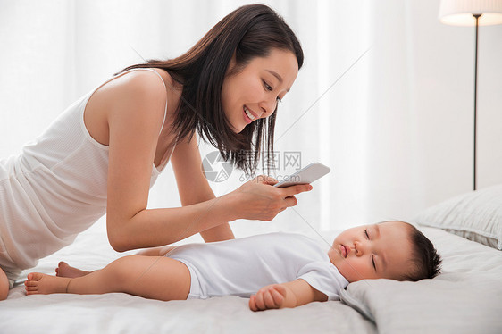 相伴亚洲人妈妈给宝宝拍照图片