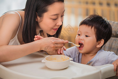 父亲和儿子婴儿用品幸福温馨家园妈妈喂宝宝吃饭背景