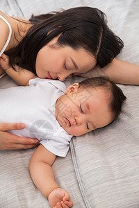 母婴愉悦不看镜头妈妈陪宝宝睡觉图片