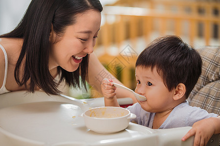 食物安全快乐婴儿食品男婴妈妈喂宝宝吃饭背景