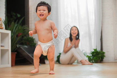 玩耍的小孩亲情可爱的安全妈妈陪宝宝玩耍背景