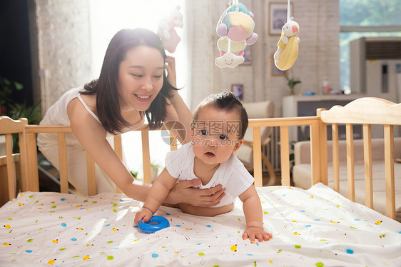 居家年轻妈妈陪宝宝玩耍图片