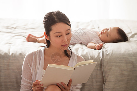 爱读书的女孩单亲家庭年轻妈妈看书背景