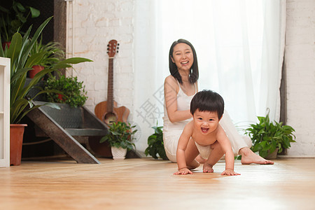 妈妈爱居家年轻妈妈陪宝宝玩耍背景