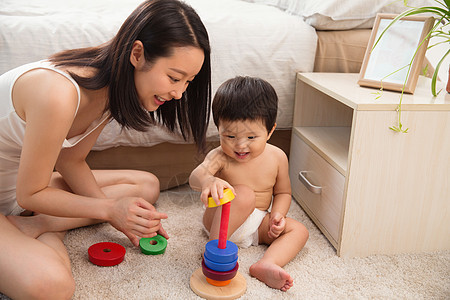 居家年轻妈妈陪宝宝玩耍图片