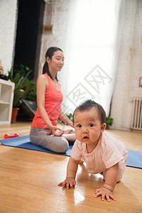 居家健身的年轻妈妈和宝宝图片