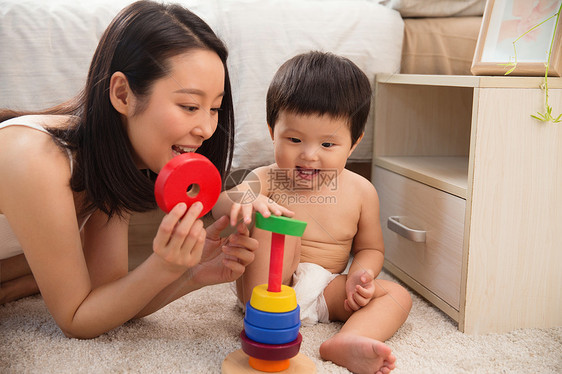 居家年轻妈妈陪宝宝玩耍图片