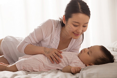 睡觉女人青年女人妈妈陪宝宝睡觉背景