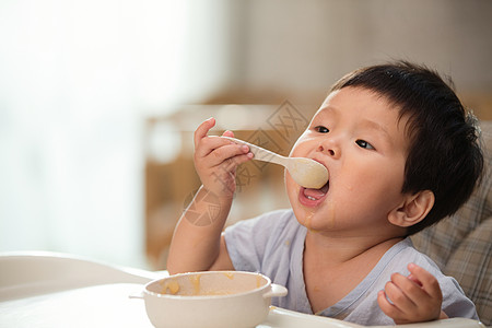 可爱的宝宝吃饭高清图片