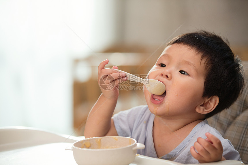 可爱的宝宝吃饭图片