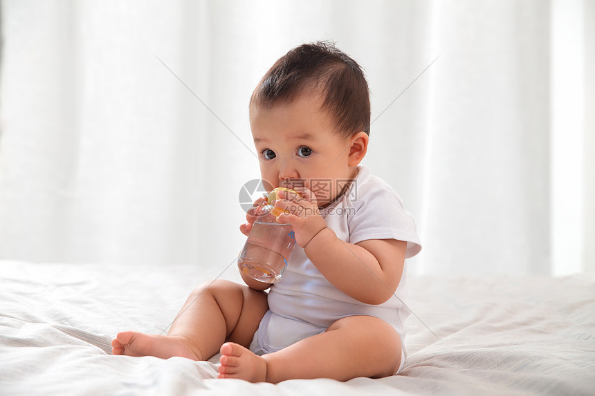 柔和喝水玩耍可爱宝宝图片