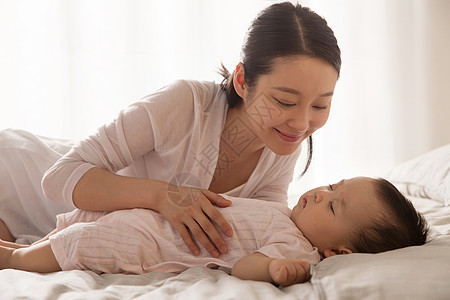 睡觉女人童年妈妈陪宝宝睡觉背景