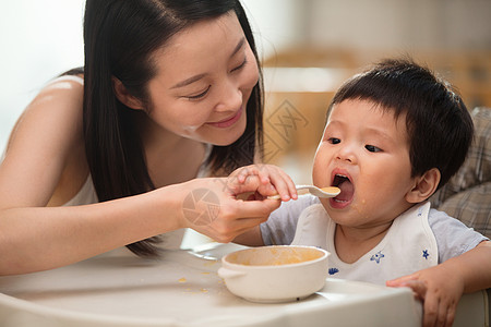 妈妈喂宝宝吃饭高清图片