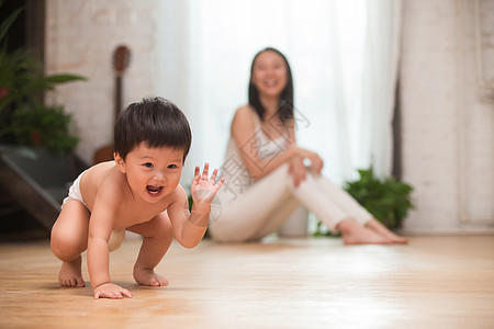 妈妈陪宝宝玩耍图片