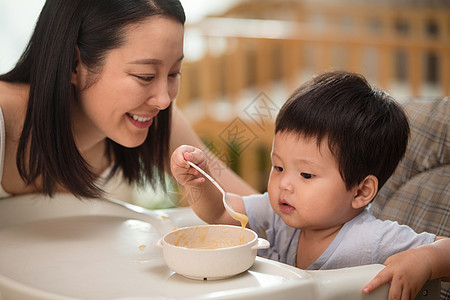 妈妈喂宝宝吃饭高清图片