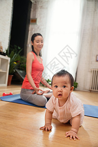 年轻妈妈和宝宝图片