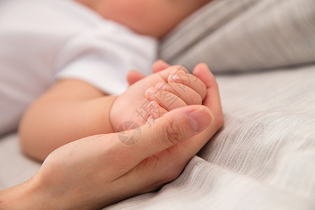 小朋友握手妈妈和宝宝的手背景