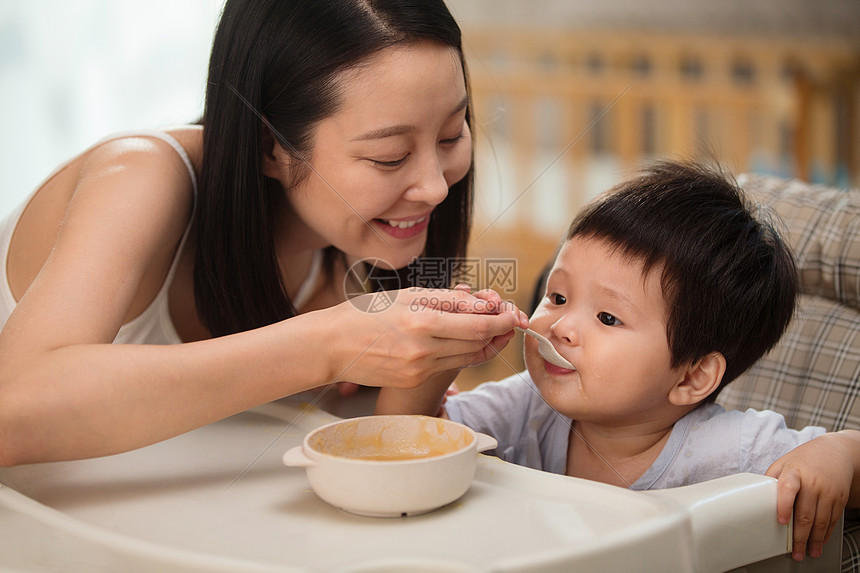年轻妈妈喂宝宝吃饭图片