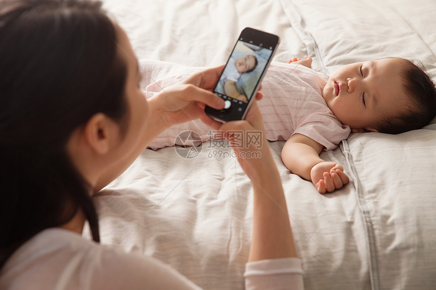 年轻妈妈给宝宝拍照图片