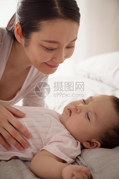 年轻妈妈陪宝宝睡觉图片