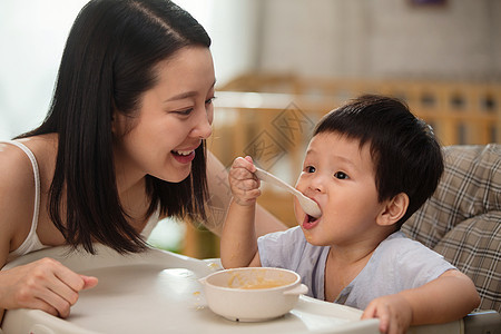 妈妈喂宝宝吃饭图片