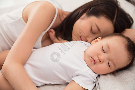 幼儿床妈妈和宝宝睡觉图片