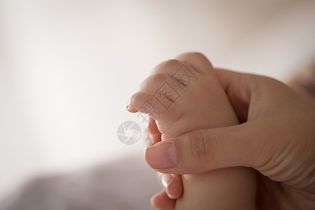 小朋友握手东亚柔和母婴妈妈和宝宝的手背景