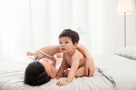 无忧无虑亚洲成年人妈妈陪宝宝玩耍图片