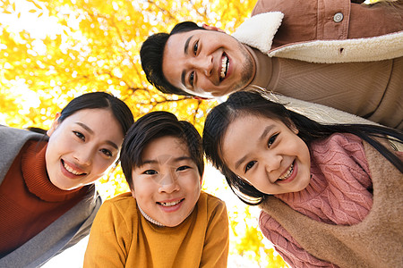 秋天树林孩子幸福家庭在户外玩耍背景