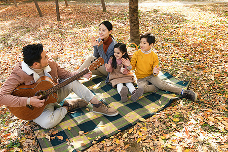 美好的家庭一起秋季出游度假秋天高清图片素材