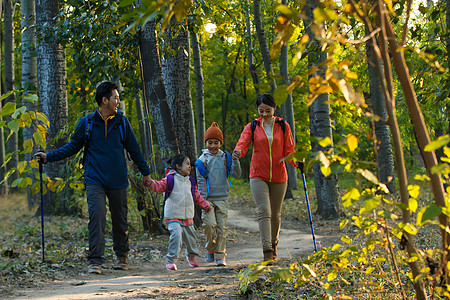 生态旅游相伴幸福家庭徒步旅行高清图片
