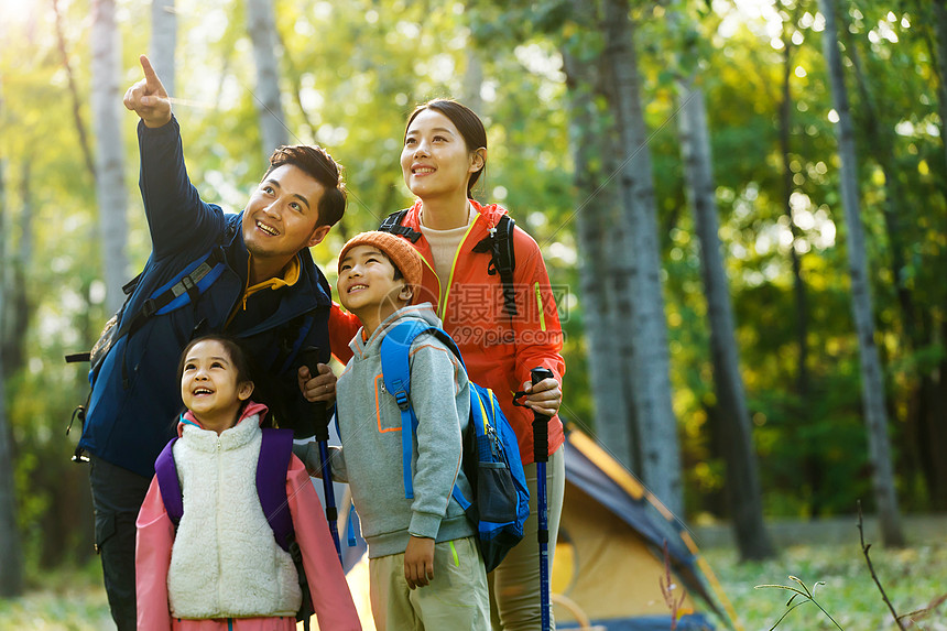 度假幸福家庭徒步旅行图片