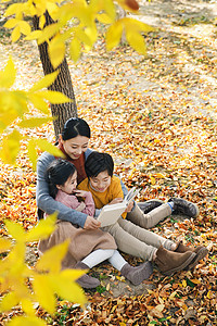 美好的家庭一起秋季出游度假图片